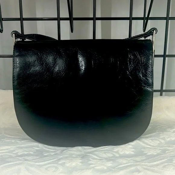 EUC VINTAGE NAVY LEATHER SHOULDER BAG WITH SHINY GOLD HARDWARE. Adjustable Strap - Picture 1 of 11